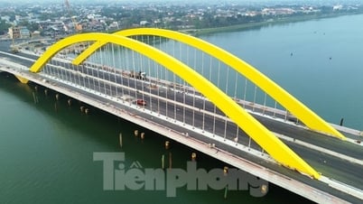 Aparición del puente de 2 billones de VND sobre el río Huong en la fase final de construcción, acercándose a la meta.