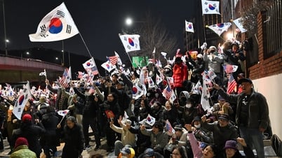 Tens of thousands of people took to the streets after Yoon Suk Yeol was released.