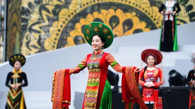 Admire the graceful steel roses next to the ao dai at Hoan Kiem Lake