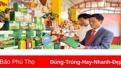นำสินค้าสหกรณ์มาแจกนักท่องเที่ยวเนื่องในวันครบรอบวันสวรรคตของกษัตริย์หุ่ง