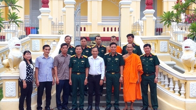 Una delegación del Comando de la Región Militar 9 visitó y felicitó a Chol Chnam Thmay en Tra Vinh