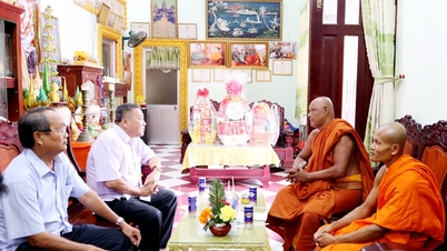 El vicepresidente del Comité Popular Provincial, Nguyen Trung Hoang, felicitó a Chol Chnam Thmay en el distrito de Cang Long.