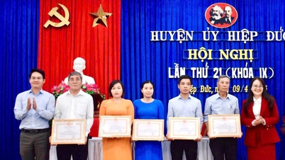 Hiep Duc rewards 2 groups and 5 individuals for outstanding achievements in studying and following Uncle Ho