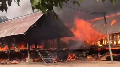 Fire at two stilt houses in Lak district, Dak Lak province causes great damage