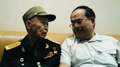 Bí thư Tỉnh ủy Quản Minh Cường thăm, tặng quà Anh hùng Lực lượng vũ trang Nhân dân La Văn Cầu