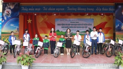 Trao tặng xe đạp cho học sinh hoàn cảnh khó khăn của Trường Tiểu học và THCS Đông Kinh, thành phố Lạng Sơn - Báo và Đài Phát thanh Truyền hình Lạng Sơn