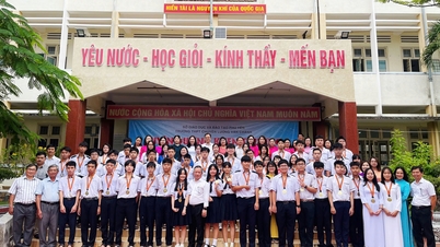 ការ​សរសើរ និង​រង្វាន់​ដល់​សិស្ស​ចំនួន ៥៤នាក់ ដែល​បាន​ចូល​រួម​ការ​ប្រឡង​អូឡាំពិក​ប្រពៃណី​នៅ​ថ្ងៃ​ទី​៣០ ខែ​មេសា