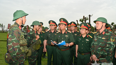 Trung tướng Hà Thọ Bình kiểm tra huấn luyện chiến sĩ mới