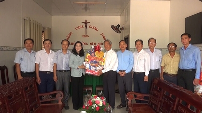 Chairman of the Provincial Fatherland Front Committee visited and congratulated on Easter 2025 in Thoai Son district