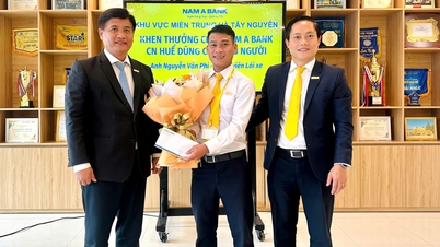 ផ្តល់រង្វាន់ដល់បុគ្គលិកធនាគារដែលបានជួយសង្គ្រោះអ្នកលោតស្ពាន