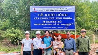 Dak Pring Hydropower Enterprise supports building houses for poor households in Cha Val commune