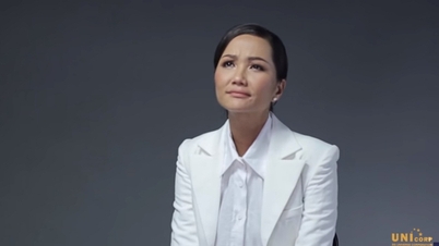 Miss H'Hen Nie shed tears when talking about her husband