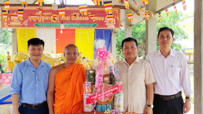 Provincial and district leaders: Visit and celebrate the traditional Chol Chnam Thmay New Year of the Khmer ethnic people