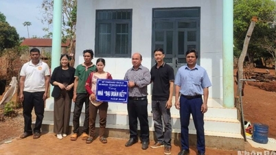 Nhan Dan Newspaper hands over Great Unity house in Gia Lai province