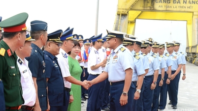 Philippine Coast Guard ship docks at Tien Sa Port to visit Da Nang city - Vietnam National Shipping Lines - VIMC