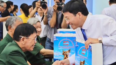Uỷ ban MTTQ Việt Nam tỉnh Điện Biên tặng quà cựu chiến binh tham gia Chiến dịch Hồ Chí Minh