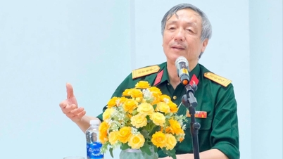 Полковник, писатель Нгуен Кхак Нгует рассказывает историю «Путешествия во Дворец Независимости»