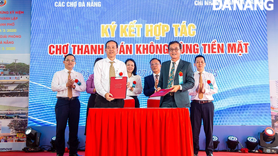 Vietcombank Nam Da Nang y Market Management and Development Company cooperan en el pago sin efectivo