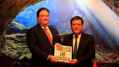 US Ambassador Marc Knapper visits General Vo Nguyen Giap's grave for the first time