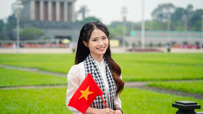 Young people wake up at 4am, travel dozens of kilometers to take pictures at Ba Dinh Square