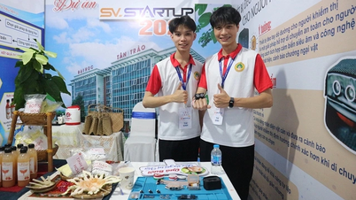 Sinh viên làm vòng đeo tay thông minh cho người khiếm thị