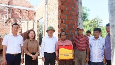 ប្រធានគណៈកម្មាធិការប្រជាជនខេត្ត លោក Pham Anh Tuan បានទៅសួរសុខទុក្ខគ្រួសារគោលនយោបាយធម្មតា និងត្រួតពិនិត្យការរុះរើផ្ទះបណ្តោះអាសន្ននៅស្រុក Van Canh។