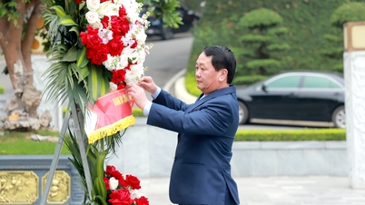 Dâng hoa tưởng nhớ Chủ tịch Hồ Chí Minh nhân kỷ niệm 50 năm giải phóng miền Nam thống nhất Đất nước