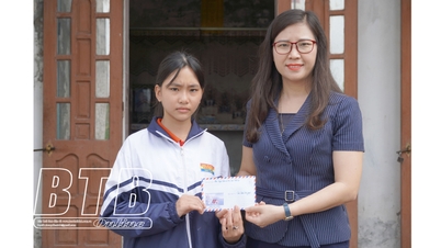 Over 1.3 billion VND to support the program "Helping children go to school - Adopted children of border guards"