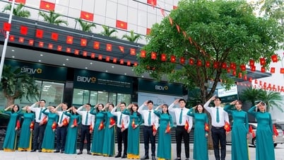 BIDV Lam Son មានភាពអស្ចារ្យជាមួយនឹងទង់ជាតិ និងផ្កា ដើម្បីអបអរសាទរខួបលើកទី 50 នៃទិវារំដោះភាគខាងត្បូង និងខួបលើកទី 68 នៃការបង្កើត BIDV ។