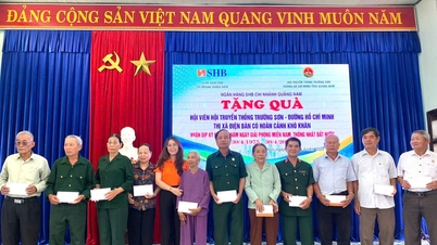SHB Quang Nam Bank überreicht Geschenke an Mitglieder der Truong Son Traditional Association