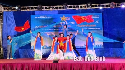 មហោស្រព​នៃ​ក្រុម​ឃោសនា​ចម្រៀង​បដិវត្តន៍​ប្រារព្ធ​ពិធី​បុណ្យ​ធំៗ