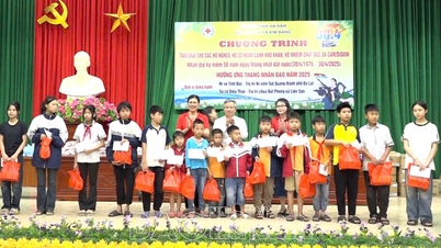 La Croix-Rouge de Kim Bang Town offre des dons aux ménages pauvres, aux personnes en difficulté et aux victimes de l'agent orange