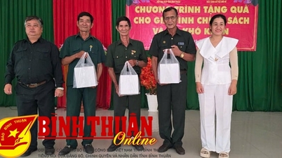 Tặng quà cho hội viên, gia đình chính sách và hộ nghèo ở Tuy Phong
