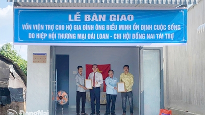 Remise de deux maisons solides à des minorités ethniques en situation difficile à Dinh Quan