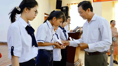 หนังสือพิมพ์กานโธมอบทุนการศึกษาและของขวัญ 25 ทุนแก่นักเรียนหญิงที่อยู่ในสถานการณ์ที่ยากลำบาก