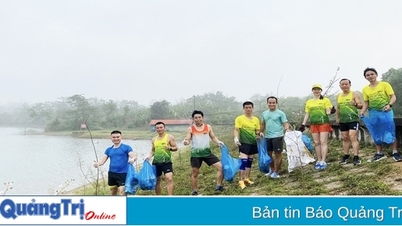 Cùng nhau nhặt rác làm sạch điểm đến đẹp ở Khe Sanh