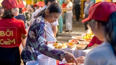 ร้านอาหาร '5 ดาว' ในฮอยอันเปิดปาร์ตี้บุฟเฟ่ต์สำหรับคนงานก่อสร้าง ผู้ถือลอตเตอรี กินให้อิ่มหนำสำราญ และมอบของขวัญก่อนกลับ