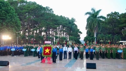 다크락 청년들이 남한 광복 50주년과 조국통일의 날을 맞아 영웅적 순교자들을 기리기 위해 촛불을 밝힙니다.