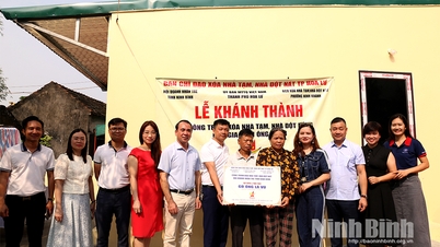 Inauguration and handover of charity house to Mr. La Vu's family in Ninh Khanh ward