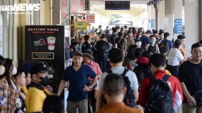 Bus station crowded with people leaving Hanoi to return home for the April 30 - May 1 holiday - Lang Son Newspaper and Radio and Television