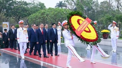50. Jahrestag der Befreiung des Südens und Tag der nationalen Wiedervereinigung: Partei- und Staatsführer besuchen das Mausoleum von Präsident Ho Chi Minh