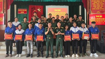 Presenting gifts from the Central Military Commission and the Ministry of National Defense to soldiers in Lam Dong