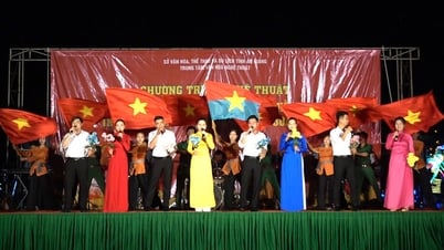 탄차우가 남부 해방 기념일 50주년을 기념하는 예술 프로그램을 조직합니다.