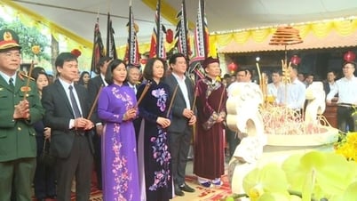 Der Bezirk Phuc Tho bietet Weihrauch zum Gedenken an den Todestag der Trung-Schwestern im Jahr 1982 an.