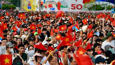 The downtown area was blazing hot, people sang loudly 'as if Uncle Ho was there on the great victory day'