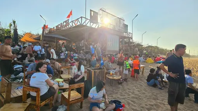 អ្នកទេសចរ Dak Lak ជាច្រើននាក់បានទៅលេងឆ្នេរ Phu Yen ដើម្បីបន្ធូរអារម្មណ៍នៅថ្ងៃសម្រាក 30 មេសា