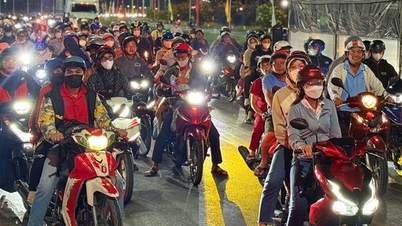 Dòng người qua Long An “xuyên đêm” để về quê nghỉ lễ