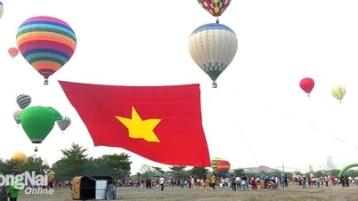 Lá đại kỳ rộng 2025 mét vuông tung bay trên bầu trời Đồng Nai trong ngày 30-4 lịch sử