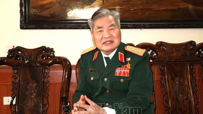 중장, 인민군 영웅 Pham Xuan The: 오늘의 평화로운 삶의 가치를 보존하고 소중히 여기자