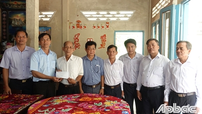 전통 그림 "물을 마시고, 그 근원을 기억하라"